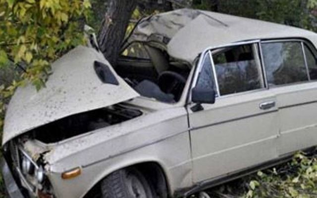 Piyadanı vuraraq öldürən avtomobil ağaca çırpıldı
